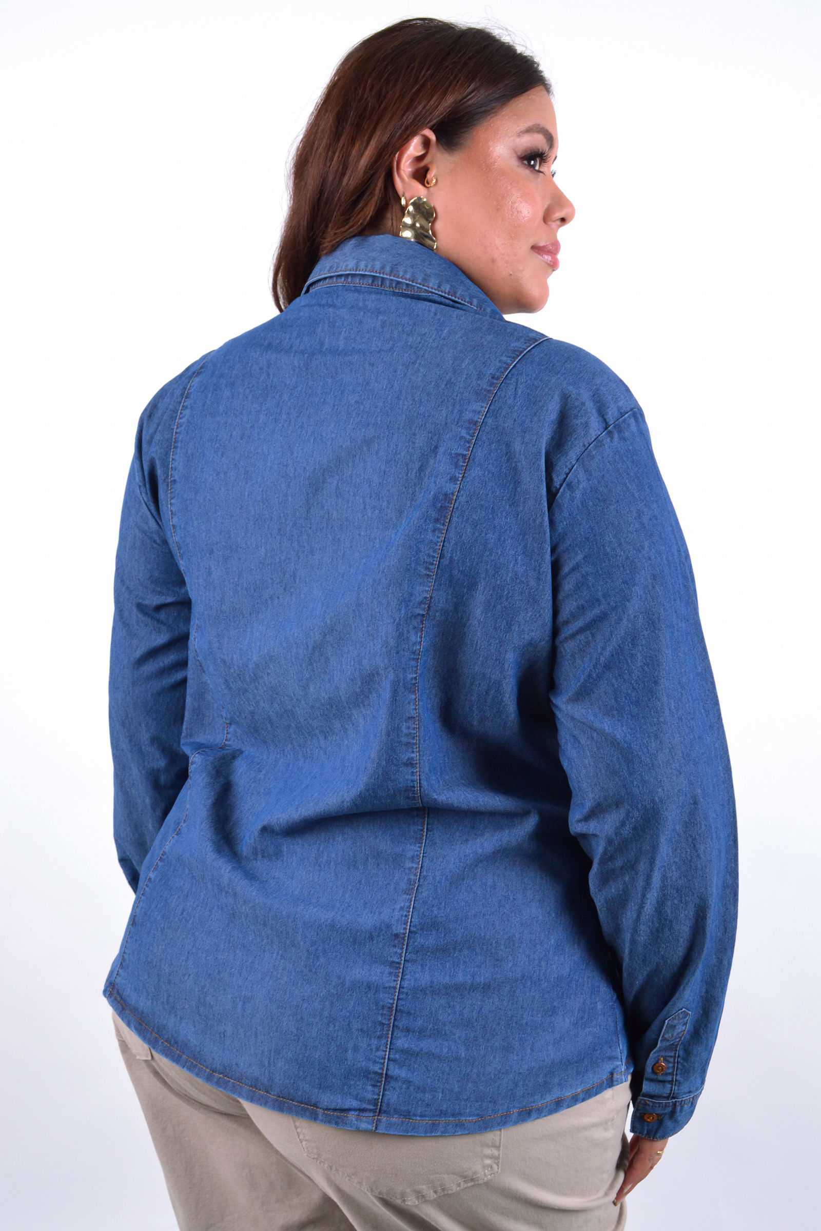 Camisa jeans feminina com bolsos plus size_0102_4.jpg